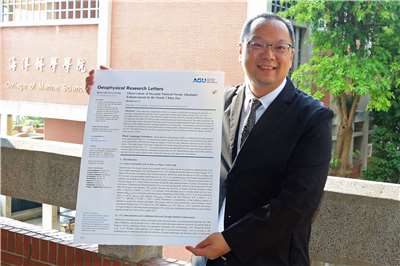 中山大學海洋科學系助理教授雷漢杰分析南海觀測數據資料，證實海洋鹼化有助於長期碳移除，成果刊上國際期刊「地球物理研究快報」。(中山大學提供)