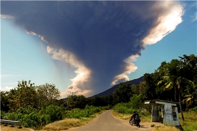印尼勒沃托比火山近日多次噴發。
