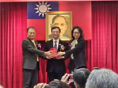 衛生福利部中央健康保險署9日舉行署長交接布達典禮 ，由衛生福利部長石崇良（中）擔任監交，代理署長龐一鳴（左）將印信交給新任署長陳亮妤（右）。