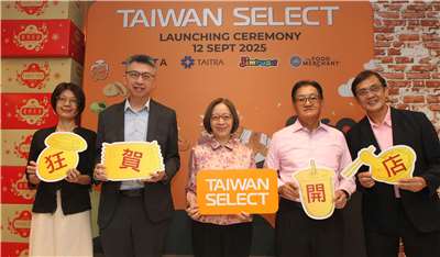 駐馬來西亞代表葉非比(中)12 日出席「TAIWAN00 SELECT 台灣嚴選專區」記者發佈會，左起為吉隆坡臺灣貿易中心主任高慕文、經濟組組長章遠智、悅旺貿易(馬)有限公司董事經理佘恢緒，以及 The Food Merchant 董事經理陳德武。 (張欣薇攝)