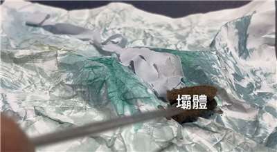 林保署臉書粉專最新釋出解說影片指出，當土石擋住河道，水流難以往下流，堰塞湖就此形成，塞住河道的土石堆被稱為「壩體」，堰塞湖猶如一個土砂堆積而成的臉盆，經過穩定度公式計算，在水滿外溢前，暫時沒有立即潰壩風險，但一旦溢流，壩體會遭水流沖刷而有加速破壞的風險。(圖擷自林保署臉書粉專)