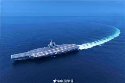 中國第三艘航空母艦福建號進行海試畫面。（微博）