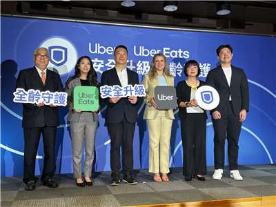 交通部長陳世凱(左三)與Uber台灣總經理楊麗達(右三)共同出席Uber全齡守護記者會。(楊雨青攝)