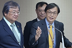食藥署長姜至剛（前右）會中表示，政府將以「政策、法規、技術、行銷、資源」五大策略推動台灣生醫產業創新發展，並期待透過跨部會合作，實現健康台灣。 (資料照／中央社)