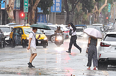 氣象署7日下午發布大雨特報，大台北等19縣市防局部大雨，預估持續至晚間。
