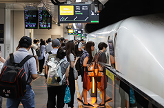 台灣高鐵17日表示，因應中秋及國慶連假旅客訂位狀況，繼日前宣布加開244班次列車後，第2度公布將再加開8班次列車，19日凌晨0時開放訂票。資料照。(圖:中央社)