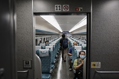 TD
高鐵強化安靜乘車規定　預計9月底上路（2）
台灣高鐵將修改旅客運送契約，要求旅客使用手機時
要配戴耳機，比照日本新幹線講電話必須到玄關，若
屢勸不聽，最嚴重可解除運送契約，預計9月底生
效，並規劃3個月宣導期。圖為民眾搭乘高鐵。
中央社記者裴禛攝　114年8月21日

