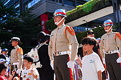 PD
小朋友與海軍陸戰隊儀隊合影
國防部24日於北市信義區舉辦九三軍人節嘉年華，小
朋友於陸戰隊儀隊演出後合影留念。
中央社記者游凱翔攝　114年8月24日
