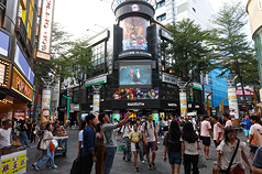 台灣8月出生數續減， 總人口連20個月負成長。圖為台北市西門町商圈逛街人潮。(資料照片) 

