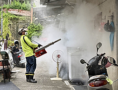 圖為噴藥清消，防堵登革熱疫情擴散。
