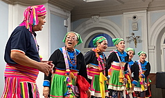 主持人們大談在台灣受到的原住民文化衝擊。（圖/取自中央社）