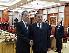 8月31日下午，中共第三號人物趙樂際（左）首先於越南黨中央委員會會見即越共總書記蘇林（右）。蘇
林表示對中關係為越南戰略選擇和外交優先，但也強調越南外交獨立自主、多元多邊。