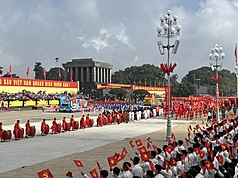 越南八月革命勝利與獨立紀念80週年國慶史無前例大陣仗，有87個方隊組成大閱兵，步行時間長達一個多小時，共動員4萬參與者。遊行尾聲的花車，與準備進場閉幕表演的團隊交錯。