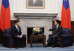 總統賴清德（右）2日下午在總統府接見「日本東京大學兩岸關係研究小組訪問團」，與召集人松田康博
（左）交換意見。
