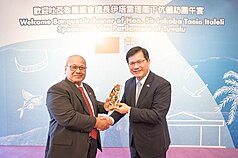外交部長林佳龍（右）2日午宴款待吐瓦魯國會議長伊塔雷理（左）訪團。
（外交部提供）