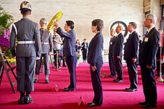 總統賴清德（持花圈者）3日帶領副總統蕭美琴（前中）及五院院長及代表到台北圓山忠烈祠，主持「中華民國114年秋祭忠烈殉職人員典禮」，向陣亡國軍官士兵與為國殉職人員致祭。