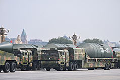 中共九三閱兵壓軸的是首度亮相的東風5C（DF-5C）洲際彈道飛彈，宣稱「打擊範圍覆蓋全球」，龐大的彈體須由3輛大卡車分別載運。
（中新社提供）