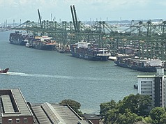 新加坡是全球主要航空與海運樞紐，航空航線連接約上百個城市、海運通達逾600個港口。圖為新加坡一處港口。
