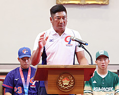 總統賴清德4日接見世界少棒等3支冠軍隊伍。中華民國棒球協會理事長辜仲諒（前中）與會致詞。
