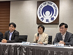 內政部4日舉行部務會報會後記者會，包括國土署長
吳欣修（左起）、內政部長劉世芳、政務次長董建宏
等人出席。