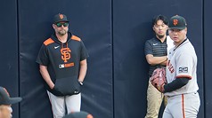 美國職棒舊金山巨人隊投手教練馬丁尼斯(J.P.
Martinez）（左）觀看台灣投手鄧愷威（前）牛棚練投。(資料照片)

