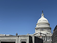美國鷹派眾議員4日提出「天鑄法案」，要求國防部每年生產多達100萬架無人機，以與中俄的大規模生產抗衡。圖為美國國會大廈。
