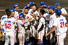U18世界盃棒球賽5日在日本沖繩點燃戰火，台灣隊（圖）首戰與中國隊交手，台灣投打發揮表現亮眼，終場就以7比0搶下首勝。
（中華民國棒球協會提供）