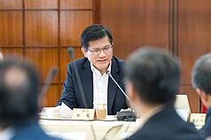 外交部長林佳龍於4日召開品牌識別優化共識會議，
邀集各單位代表出席，以期凝聚外交部人員共識，打
造最具向心力，並符合台灣推向國際的「Team 
Taiwan」品牌形象。
（外交部提供）