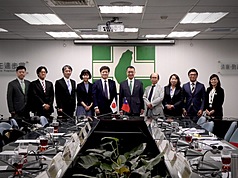 PD
徐國勇接見松田康博結
民進黨秘書長徐國勇5日下午接見東京大學「兩岸關
係
研究小組」召集人松田康博等人，針對大罷免後局
勢，
他說，民進黨正處於低潮時期，但對台灣的民主與自
由
深具信心，民進黨正在檢討與整合的過程當中，只會
越
來越團結。
（照片提供：民進黨中央黨部）
中央社記者溫貴香傳真　 114年9月6日
