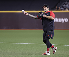 中職味全龍隊一連3天在台北大巨蛋替「大師兄」林智勝舉辦引退系列賽「31CONIC 智勝一擊」，7日賽
前林智勝（圖）守備練習。