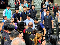 總統兼民進黨主席賴清德（中藍襯衫者）7日下午到桃園市蘆竹區慈母宮參香，賴總統表示，此行是傾聽地方黨公職、社會各界意見，讓未來施政更貼近民意、更順利。