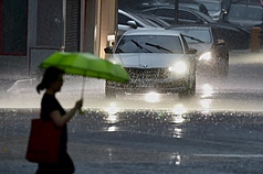 中央氣象署7日晚間持續發布豪雨特報。圖為傍晚台北市降下大雨。