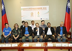 台灣全民足球協會8日在立法院舉行記者會，宣布第2屆6人制亞洲盃足球錦標賽於11月30日至12月7日在台北市舉辦，將迎來16支隊伍參賽。台灣全民足球協會理事長陳湟滕（前左3）等人出席說明。
