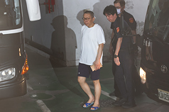 前台北市長柯文哲（白衣）涉及京華城等案聲請具保停押，獲台北地方法院裁定以新台幣7000萬元交保。柯文哲妻子陳佩琪8日上午辦妥保釋金，北院派警備車前往看守所將柯文哲載返北院。
