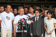 PD
柯文哲步出北院發表談話（2）
民眾黨前主席柯文哲（前左2）8日以新台幣7000萬元
交保，下午離開台北地方法院，也對外發表談話，指
這案子「根本是冤獄」，台灣民主化30年怎麼還有這
種冤獄。
中央社記者吳家昇攝　114年9月8日
