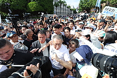 前台北市長柯文哲涉及京華城等案聲請具保停押，獲
裁定新台幣7000萬元交保。圖為2025年9月8日，柯文哲（前中，白衣者）在大批媒體及支持者簇擁下離開北院。(資料照片)
