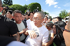 前台北市長柯文哲涉及京華城等案聲請具保停押，獲台北地方法院裁定以新台幣7000萬元交保。圖為柯文哲（前中）8日下午在北院外發表談話後向支持群眾致意，隨後搭車前往新竹。
