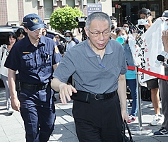 前台北市長柯文哲(前右)涉及京華城等案，聲請具保停押獲北院裁定新台幣7000萬元交保。
