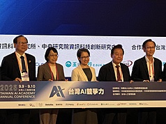 副總統蕭美琴（中）9日出席台灣人工智慧（AI）年會致詞表示，AI正以光的速度發展，能夠照亮社會上
每一個角落，也推動全新的文明浪潮。

