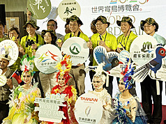 TD
首屆世界賞鳥博覽會 30多國鳥友來台
首屆世界賞鳥博覽會9月20日將在台灣舉辦，交通部
觀光署9日表示，屆時將會有30多國及國內賞鳥生態
旅遊組織與業者，設置120攤的攤位展覽。
中央社記者余曉涵攝　114年9月9日
