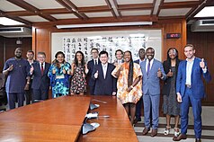 外交部長林佳龍（前右5）於8日接見「法國－非洲基金會」（French-African Foundation）青年領袖代表團一行10人。
（外交部提供）
