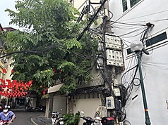 順著越南首都河內電線桿抬頭一看，總能看到混亂無比的電線。政府7月通過基礎建設地下化投資決議，能源、照明、電信等線路的地下化也是重點。
