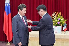 外交部長林佳龍（右）9日頒贈法國參議員卡迪克（Olivier Cadic）（左）「睦誼外交獎章」。
（外交部提供）