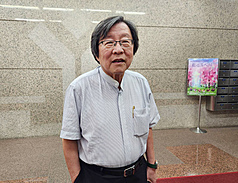 民進黨「2026年選舉對策委員會」10日召開首次會議，選對會共同召集人邱義仁被媒體直擊現身。