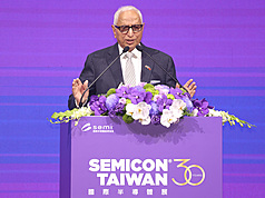 SEMICON Taiwan 2025國際半導體展開幕典禮10日在台北南港展覽館舉行，國際半導體產業協會（SEMI）全球總裁暨執行長馬諾查（Ajit Manocha）致詞時指出，現在談到半導體，大家第一個想到的國家就是台灣，台灣已成為生態系中心，扮演科技領導地位。