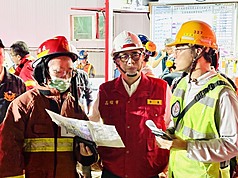 高雄興達發電廠9日晚間發生火警，高雄市長陳其邁（前中）第一時間到現場了解情況。（高雄市政府提供）
