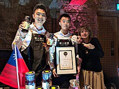 雲林「情人蜂蜜」公司以龍眼蜂蜜獲提名角逐英國美食大賞Great Taste Awards最大獎之一「金叉獎」，頒
獎典禮9日晚間於倫敦舉行。評審戴維森（右1）形容，入圍的龍眼蜜口感迷人如絲綢。「情人蜂蜜」業
務代表黃鼎鈞（左1）特別赴英國推廣產品、領取入圍證書。