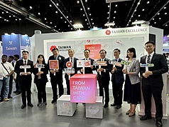 台灣精品醫療產業在曼谷亞洲醫療器材展舉行形象發表會，駐泰國代表藍夏禮（中）、外貿協會行銷專案處長李文鉦（左4）、台灣醫療暨生技器材工業同業公會理事長李永川（右4）和泰國醫療器材協會（THAIMED）理事長普立查（Preecha Bhandtivej，左
3）與參展的台灣企業代表合影。