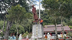 立於台中市梨山賓館前近50年的蔣中正銅像，10日由參山國家公園管理處出動吊車拆除，將遷往梨山文物陳列館保存。
（民眾提供）
