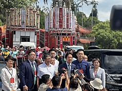 總統賴清德（右3）11日在新竹縣說，去年在野黨主導修財政收支劃分法鑄大錯，造成水平分配不均、垂
直分配不公與事權沒統一問題。
